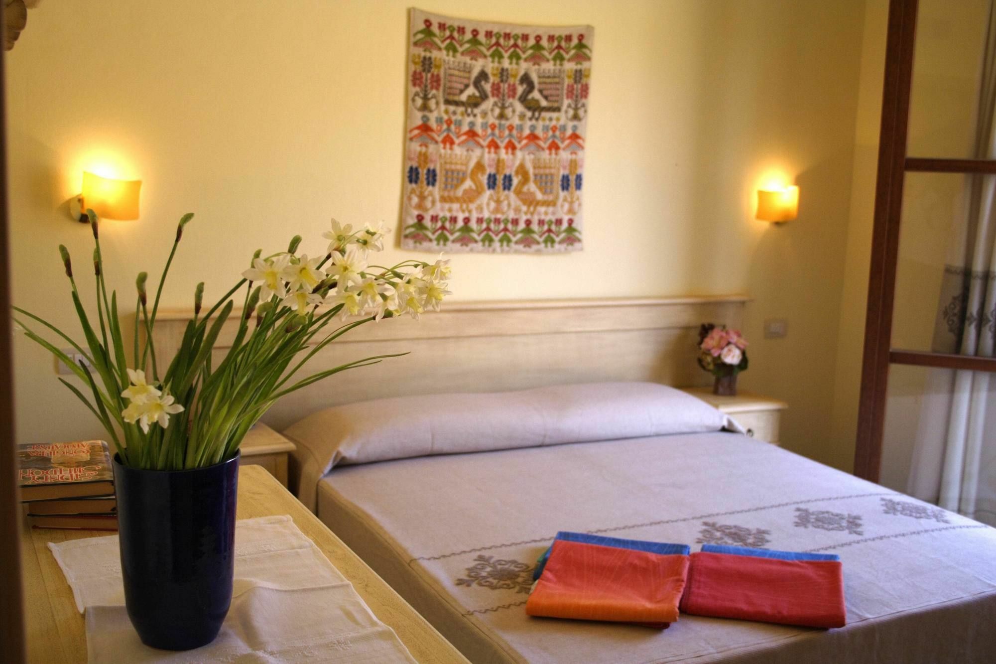 Borgo Degli Ulivi Aparthotel Àrbatax Esterno foto
